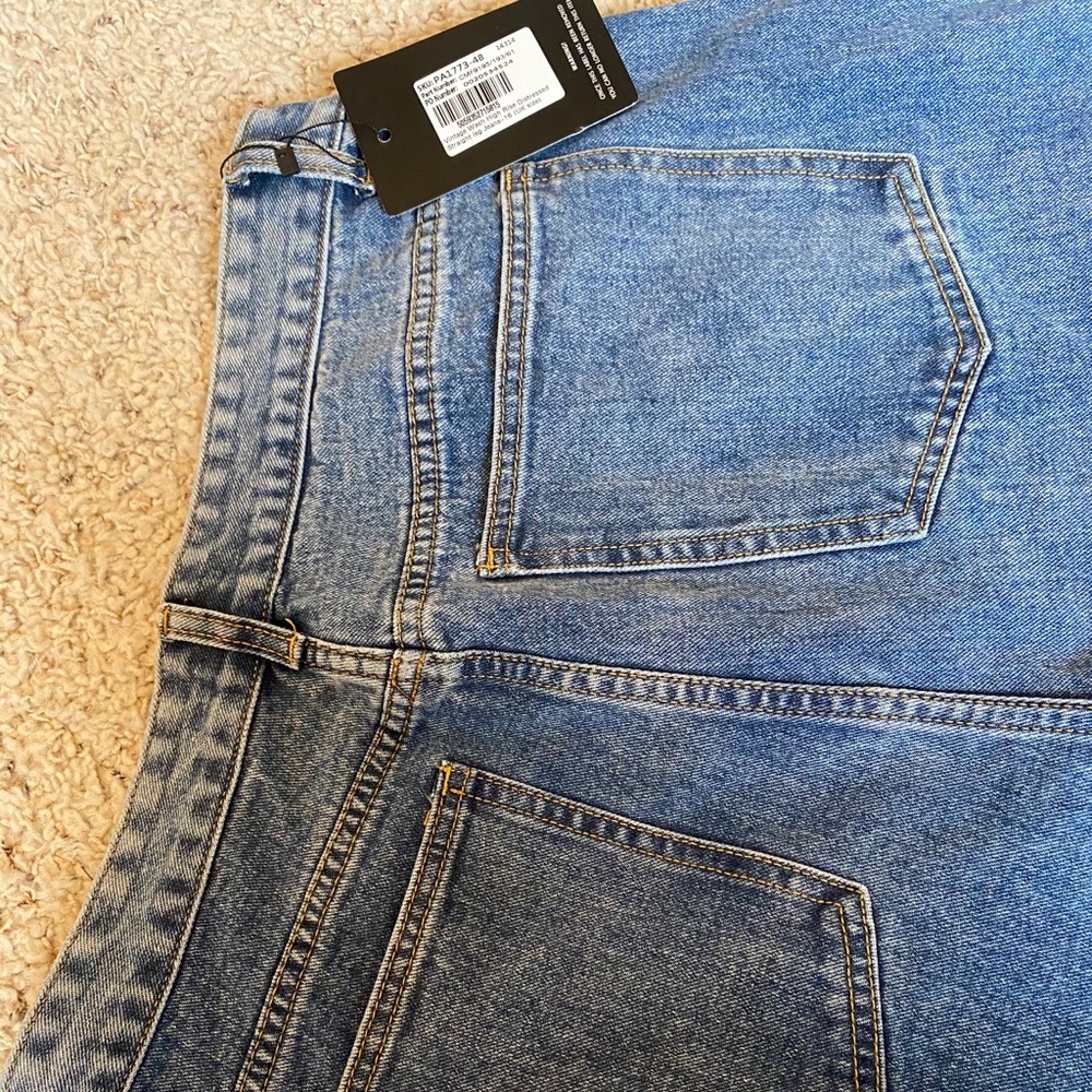 PrettyLittleThing Jeans - Picture 2 of 3